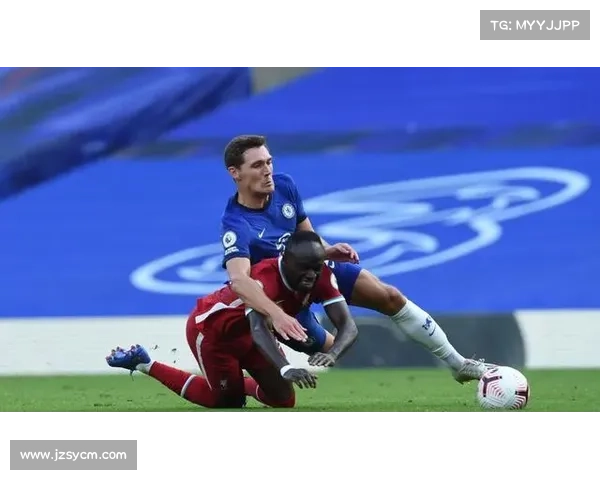 克里斯滕森场边被拍专注看切尔西对利物浦比赛心系旧主情深意重